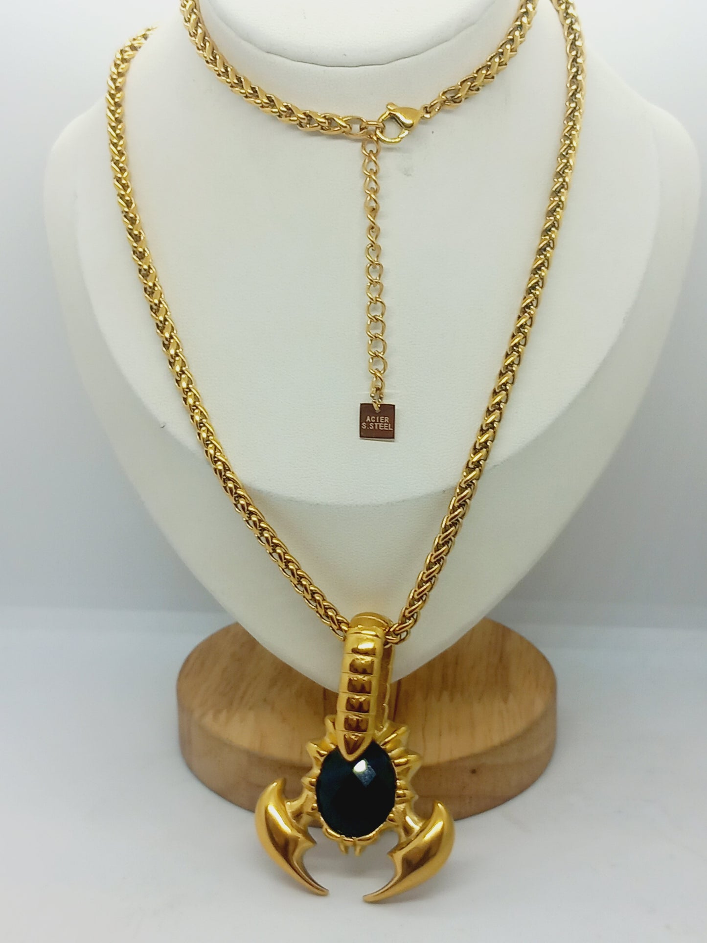 Collier long scorpion avec perle noirnouvelle collection