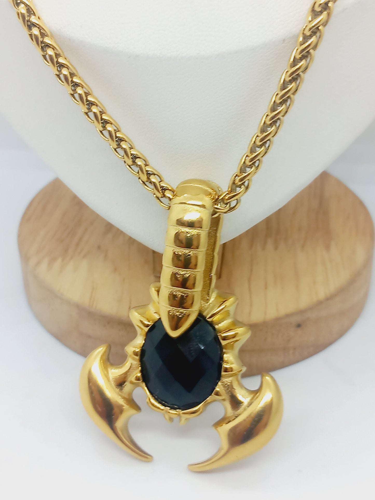 Collier long scorpion avec perle noirnouvelle collection