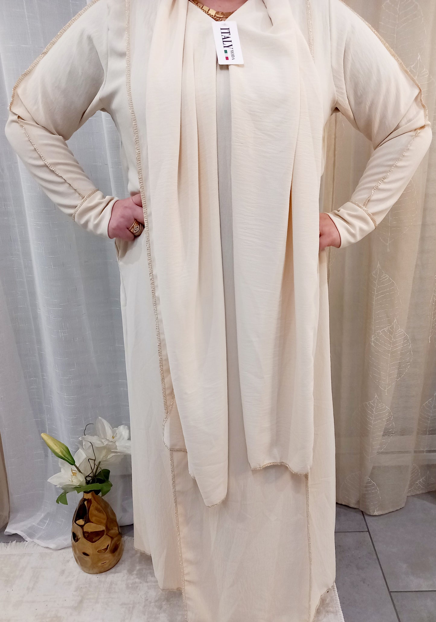 Abaya avec voile et pouche intégrés blanc cassé