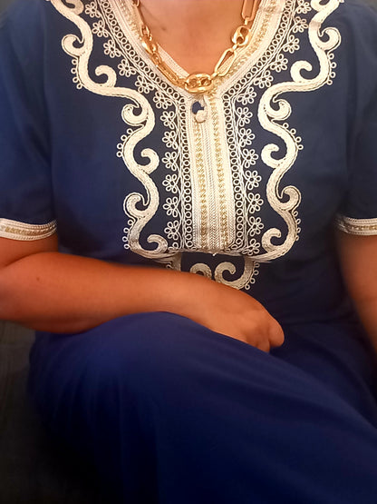 Robe maison brodée