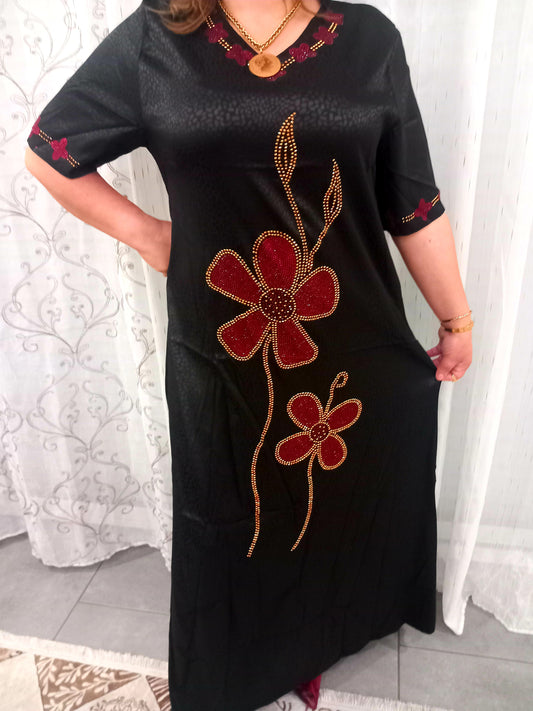 Robe noir avec  fleur rouge