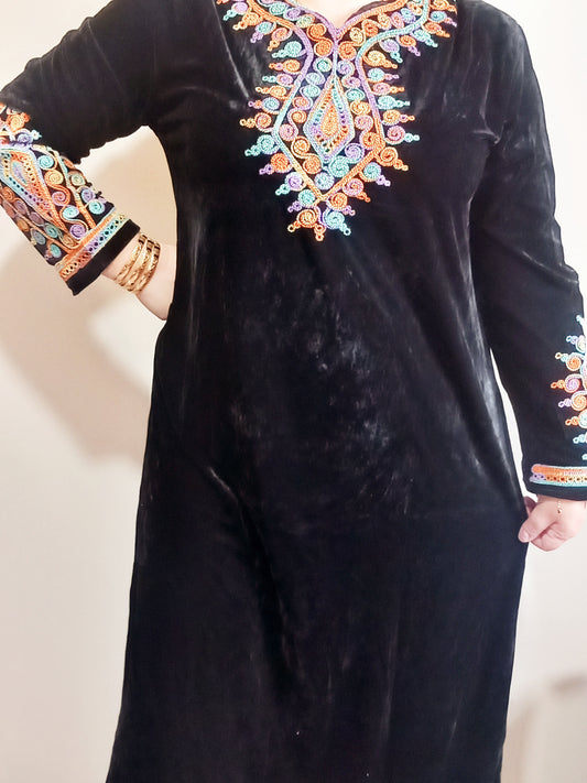 Robe maison brodée makroda en velours